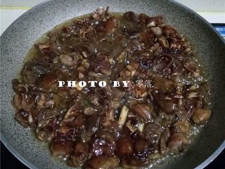 6、自贡冷吃兔,放入兔肉炸至焦黄;