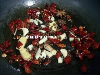 9、自贡冷吃兔,放入干辣椒,花椒,八角,姜片,蒜片炒香;