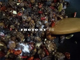 11、自贡冷吃兔,调入适量糖;