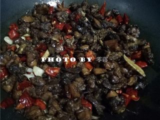 10、自贡冷吃兔,再放入兔丁翻炒;