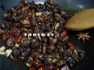 13、自贡冷吃兔,翻炒均匀,关火,撒白芝麻,起锅。