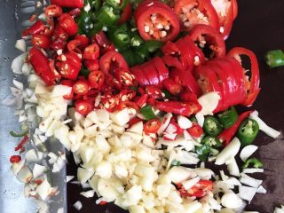 1、凉拌海带,切好辣椒和大蒜