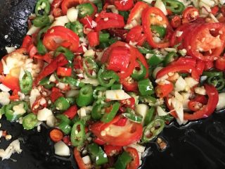 3、凉拌海带,烧热油关火 等油冷了一会 放入辣椒 蒜 蚝油 盐 生抽 放适量醋 再把海带倒入拌好