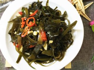 4、凉拌海带,准备出锅