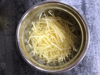 4、酸辣土豆丝,土豆放入清水中浸泡一下，用清水洗净，2-3遍