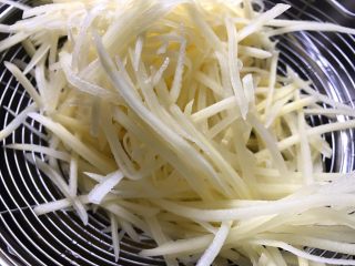 5、酸辣土豆丝,捞起沥干水份