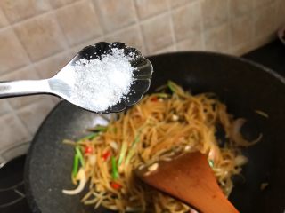 16、酸辣土豆丝,出锅前加入一勺盐和鸡精，鸡精可放可不放，没有放依然好吃哦