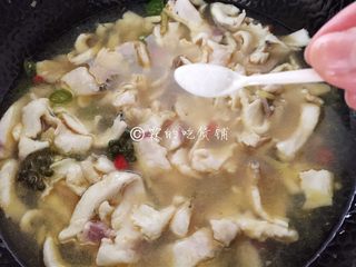 12、青花椒鱼片 麻辣鲜香,鱼片变色、卷曲就是熟了，加盐，关火。