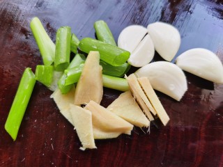 5、泡椒鸡胗,切少许葱姜蒜。