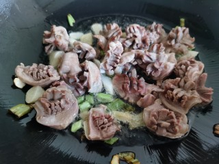 9、泡椒鸡胗,放入鸡胗翻炒。