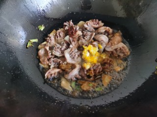 10、泡椒鸡胗,加入一勺黄灯笼辣椒酱。