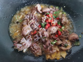 13、泡椒鸡胗,加入少许红绿椒增加点色彩。