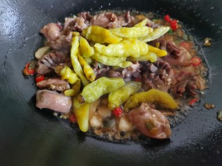 14、泡椒鸡胗,最后加入泡椒,大火翻炒均匀。