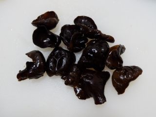 1、糖醋素排骨,木耳提前泡发好备用