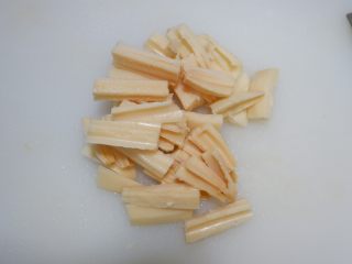 2、糖醋素排骨,莲藕去皮，洗净，切成条