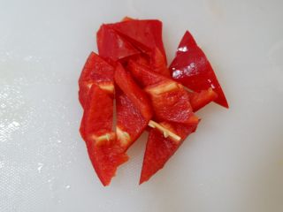 4、糖醋素排骨,红椒切成小块