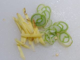 5、糖醋素排骨,葱姜改刀切好。