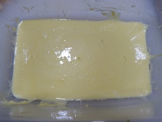 6、糖醋素排骨,面粉、淀粉、鸡蛋、清水及少许植物油放入碗中拌匀成糊。