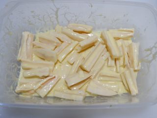 7、糖醋素排骨,植物油烧至六成热，将藕条裹上面糊，