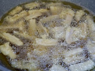 8、糖醋素排骨,放入油锅内炸至色泽金黄