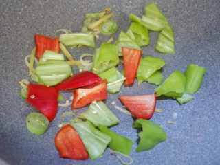 11、糖醋素排骨,然后放入青红椒翻炒片刻。