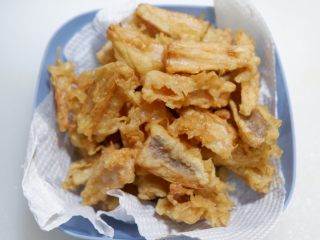 9、糖醋素排骨,捞出沥干油，放在厨房纸上吸走多余油份。