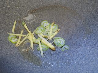 10、糖醋素排骨,重新起锅加入少许油，加入葱姜炒出香味