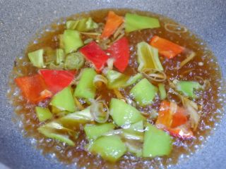 12、糖醋素排骨,加入酱油、白醋、白糖、精盐、清水烧沸