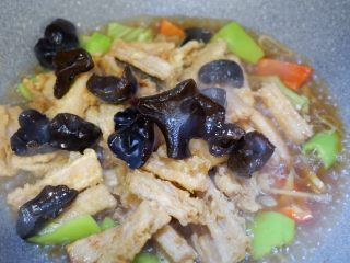 13、糖醋素排骨,在加入藕条和木耳，翻炒均匀。