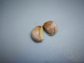 1、凉拌黄瓜卷,蒜瓣剥去皮