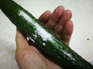 3、凉拌黄瓜卷,黄瓜冲一下水放一勺盐搓洗干净