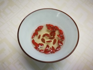 10、凉拌黄瓜卷,用开水烫洗两边