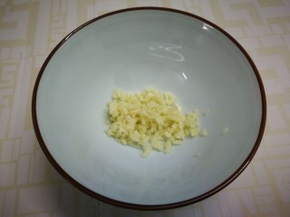 11、凉拌黄瓜卷,将蒜末放入碗中