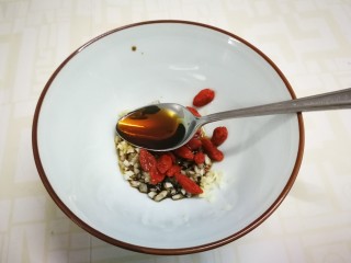 16、凉拌黄瓜卷,放入两勺生抽