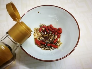 17、凉拌黄瓜卷,滴几滴芝麻油搅匀