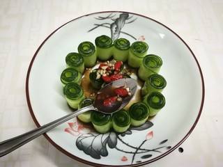 18、凉拌黄瓜卷,将蒜末调料汁淋入黄瓜卷