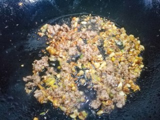 6、爽口酸辣土豆片,锅中加少许油，爆香姜蒜葱白，加牛肉沫翻炒。