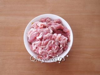 2、香嫩小酥肉,去皮精肉切条