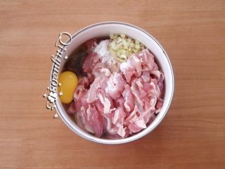 3、香嫩小酥肉,放料酒、葱、姜粉、花椒面、大料面、生抽、鸡蛋、生粉、盐、香油等调味料