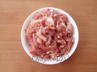 4、香嫩小酥肉,拌匀腌制