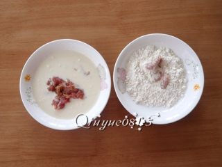 5、香嫩小酥肉,裹炸粉兑水调成面糊（水面比例为2：1），把肉条均匀的蘸上面糊，然后沾上干裹炸粉