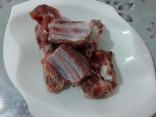 1、文师傅炒排骨,采购回排骨。