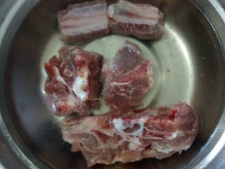 2、文师傅炒排骨,把排骨泡在清水里。中间换几次水。