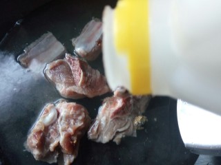 3、文师傅炒排骨,冷水下入排骨，焯血水。可放几粒花椒，一两个干辣椒，几片老姜，料酒等，效果更好。