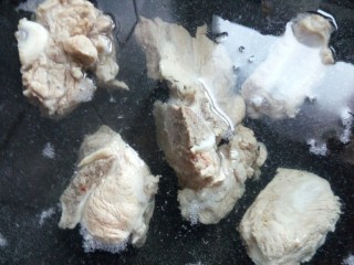 4、文师傅炒排骨,把焯好的排捞在热水中清洗一下。