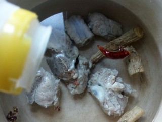 5、文师傅炒排骨,砂锅中加水烧温水后，再才加入排骨。放点干辣椒、老姜、料酒、花椒等。