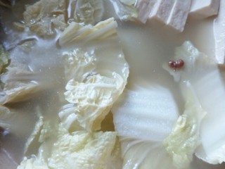 7、文师傅炒排骨,把排骨捞出，下入豆腐、白菜煲汤，加入盐、白糖、胡椒粉、鸡粉等调味。