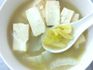 8、文师傅炒排骨,装碗，放点葱花，上桌，食用了。