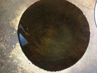 9、文师傅炒排骨,锅里放点底油。