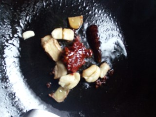 11、文师傅炒排骨,下入郫县豆瓣酱煸香。